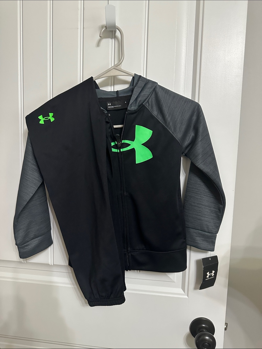 Nwts Under Armour Two pc  Hoodie jog set Set Suit size 5